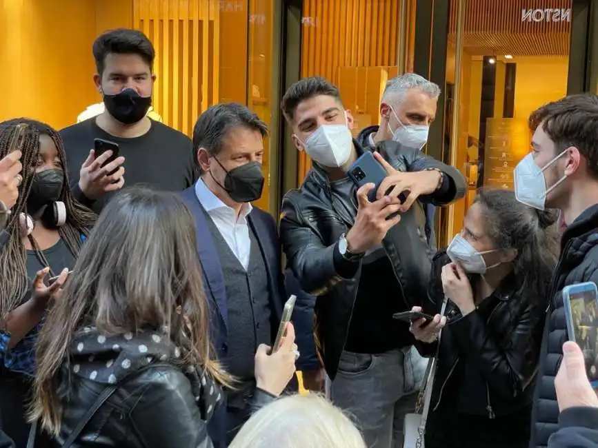 giuseppe conte in via condotti il sabato pomeriggio davanti a loro piana