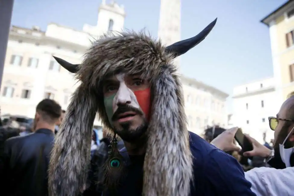 hermes ferrari lo sciamano di piazza montecitorio