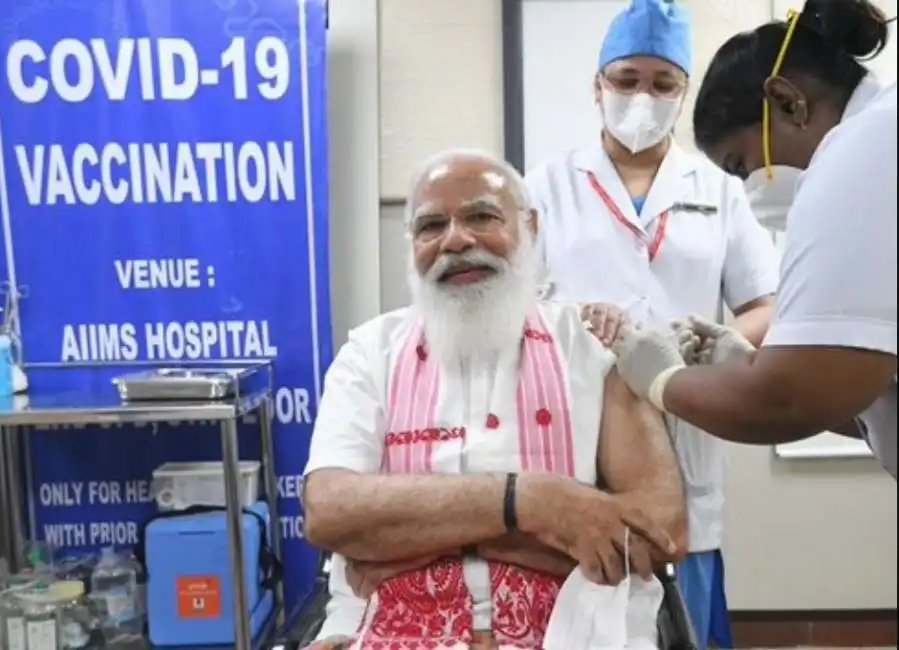 il premier indiano modi si vaccina