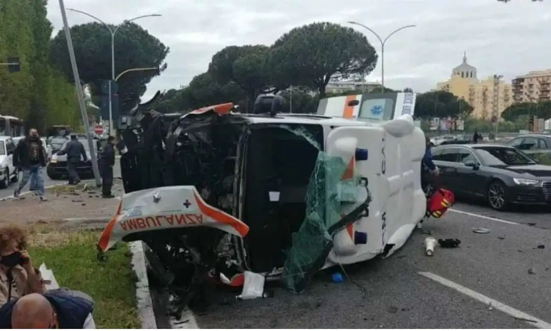 incidente ambulanza si ribalta a roma