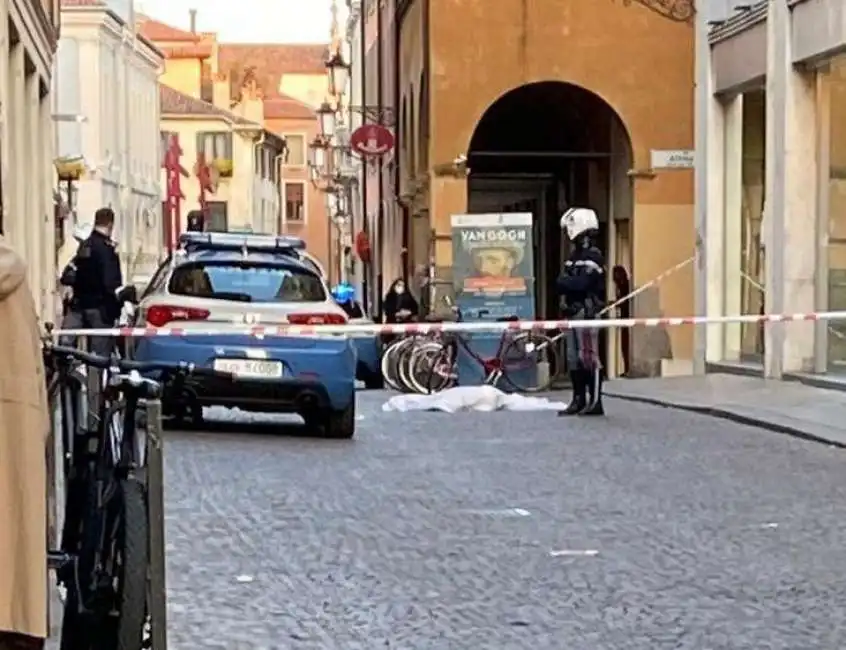 l intervento della polizia in via altinate padova dopo il suicidio di francesco samele acquaviva sabino