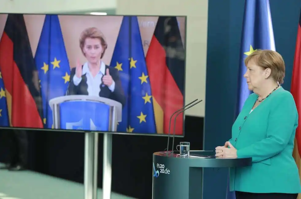 ursula von der leyen e angela merkel