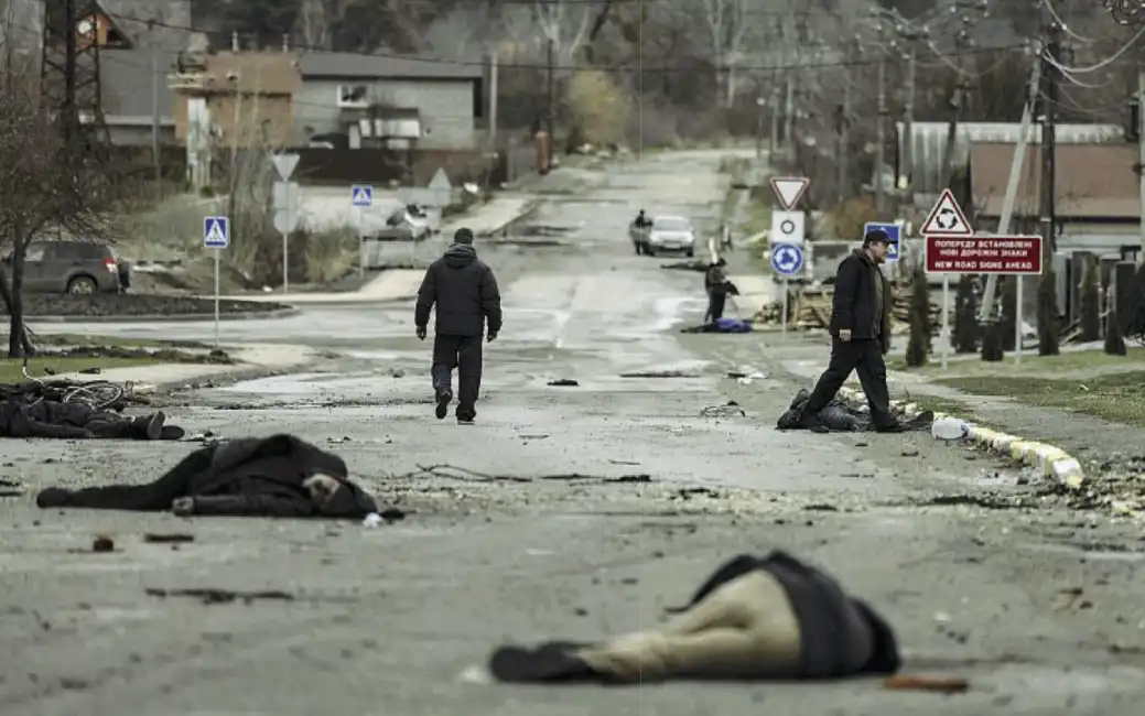 cadaveri in strada a mariupol