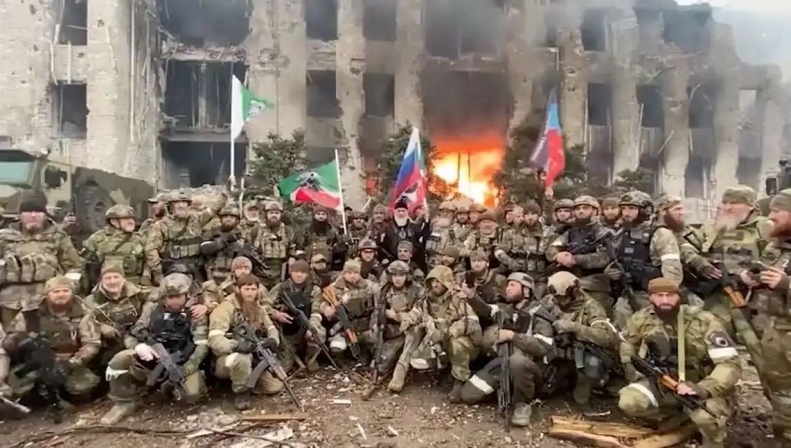 i ceceni festeggiano la liberazione di mariupol - 3