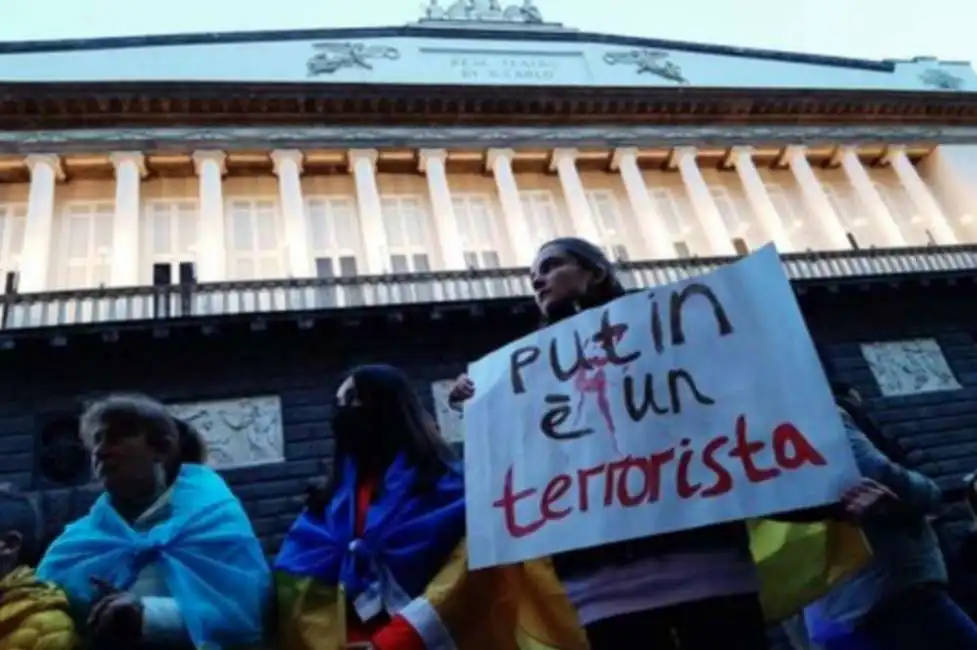 proteste contro i russi davanti al teatro san carlo di napoli 