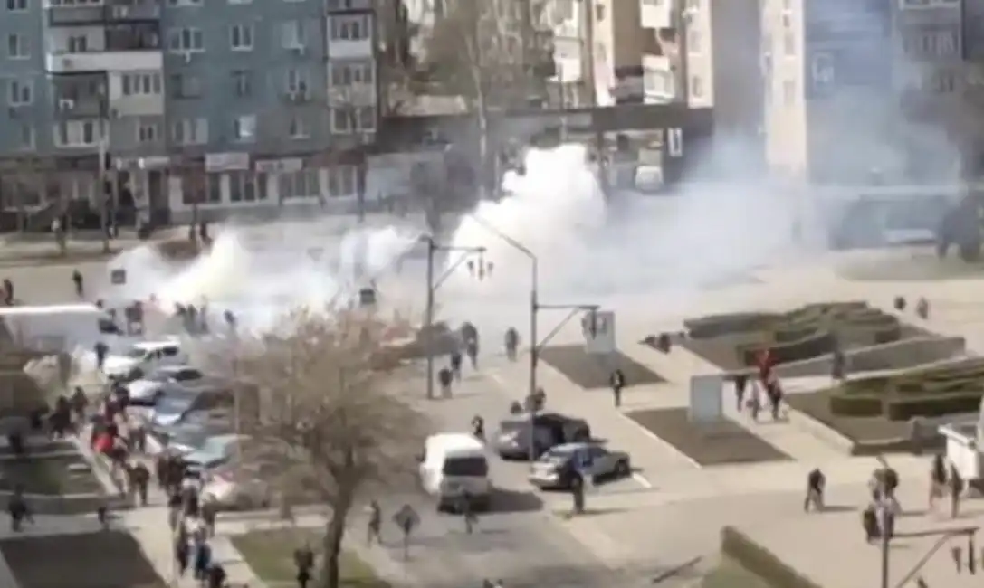 ucraina - i russi sparano sul corteo dei manifestanti a enerhodar 