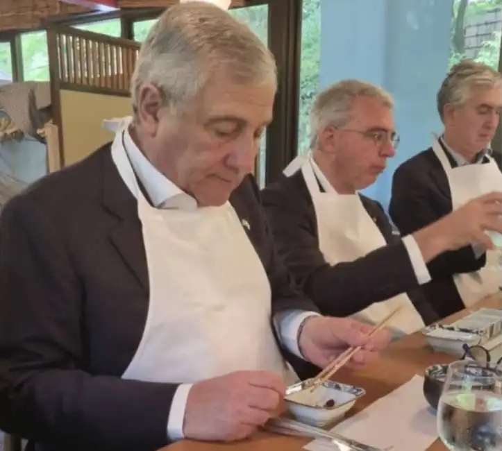 antonio tajani con la parannanza a tokyo