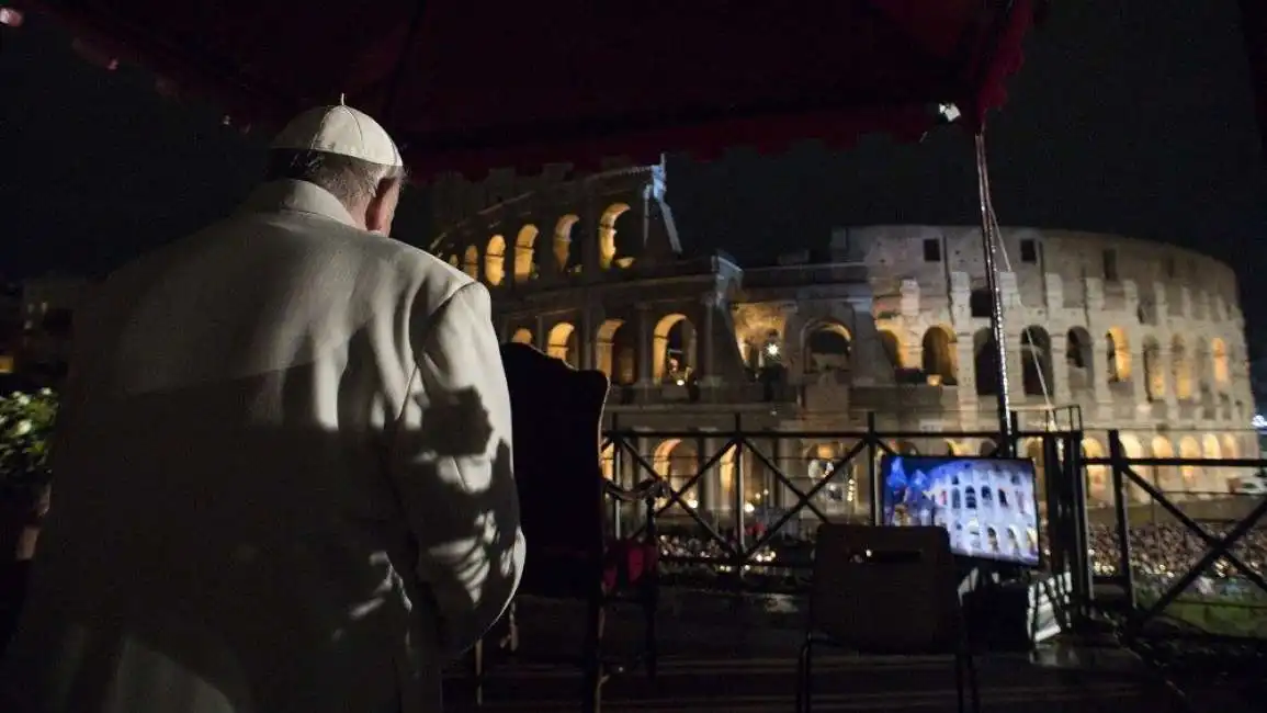 bergoglio via crucis colosseo papa francesco 