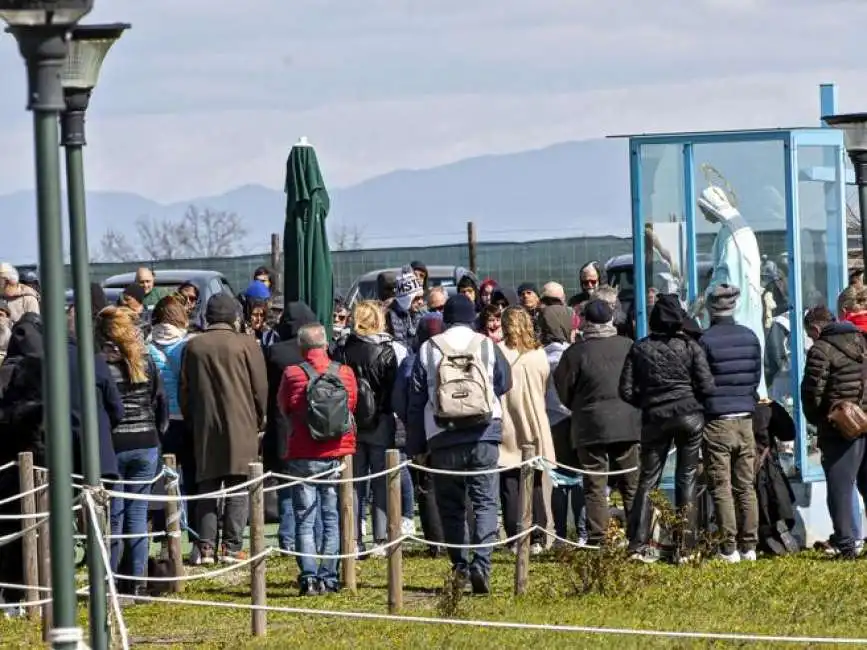 fedeli intorno alla statua della madonna di trevignano