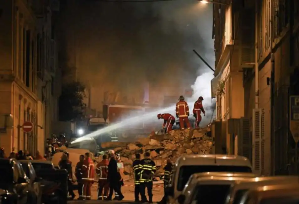 marsiglia - crollo di un palazzo di quattro piani