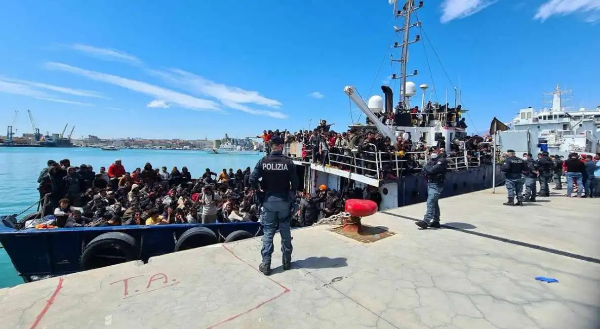 nave kefiah 1 piena di migranti 