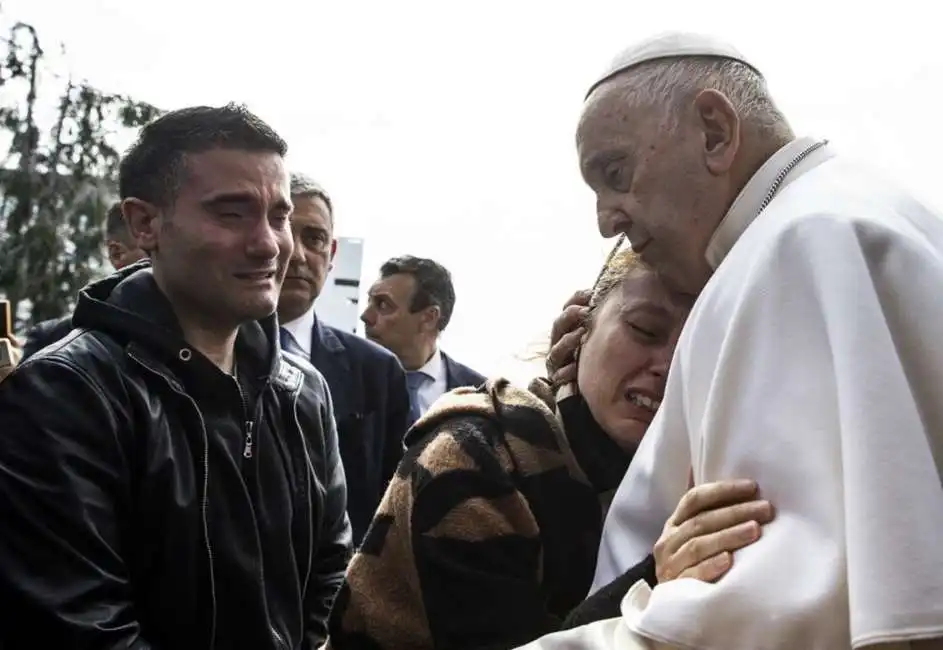 papa francesco consola genitori gemelli roma