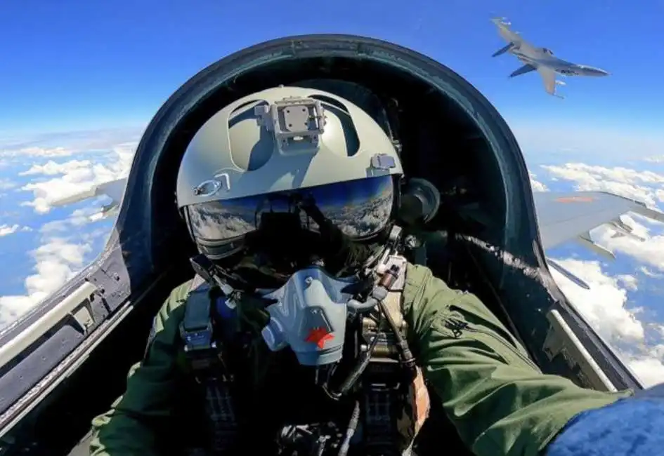 pilota cinese sui cieli di taiwan cina