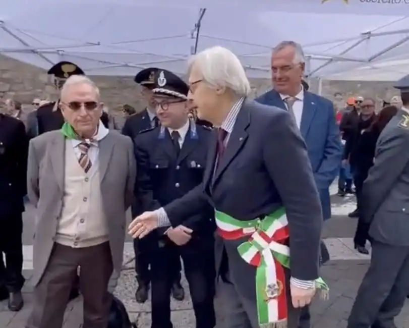 presidente anpi viterbo mano vittorio sgarbi