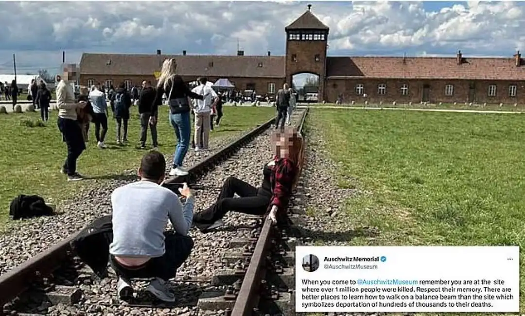 selfie campo di concentramento birkenau auschwitz