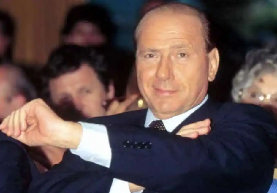 silvio berlusconi gesto ombrello