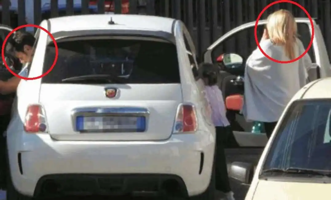 andrea giambruno e giorgia meloni con la fiat 500