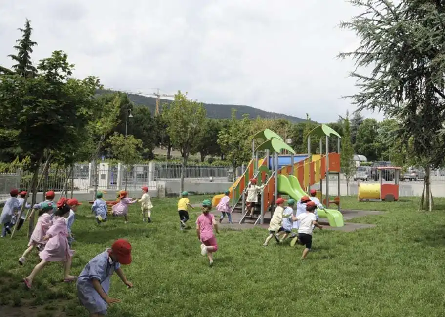 bambini giardino intervallo ricreazione scuola 