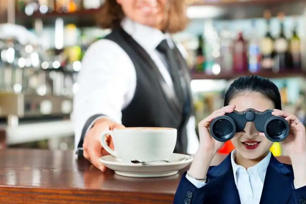 donna capo spia bar dipendenti barista baristi 