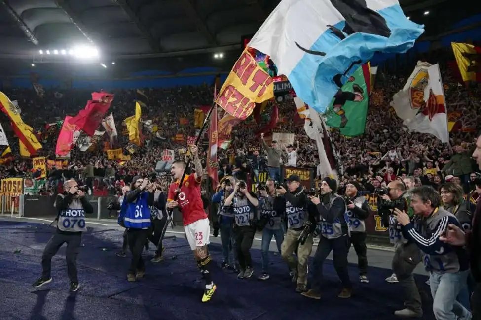 gianluca mancini bandiera roma lazio derby 