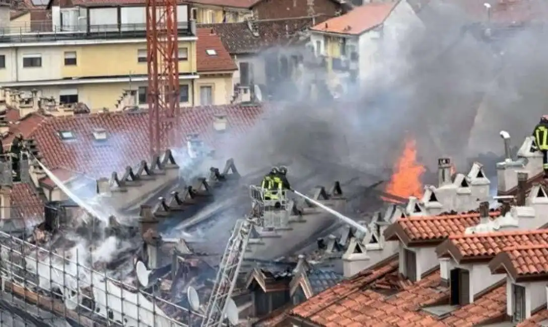 incendio in un palazzo di torino