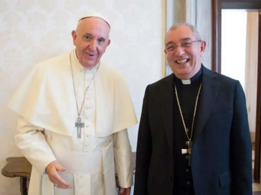 papa francesco e il cardinale angelo de donatis