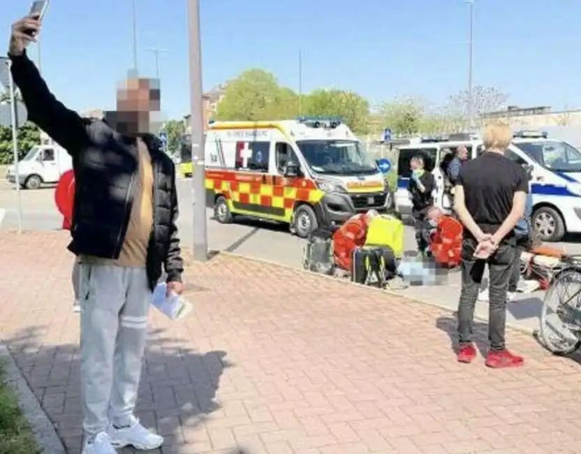 selfie davanti a un incidente a piacenza