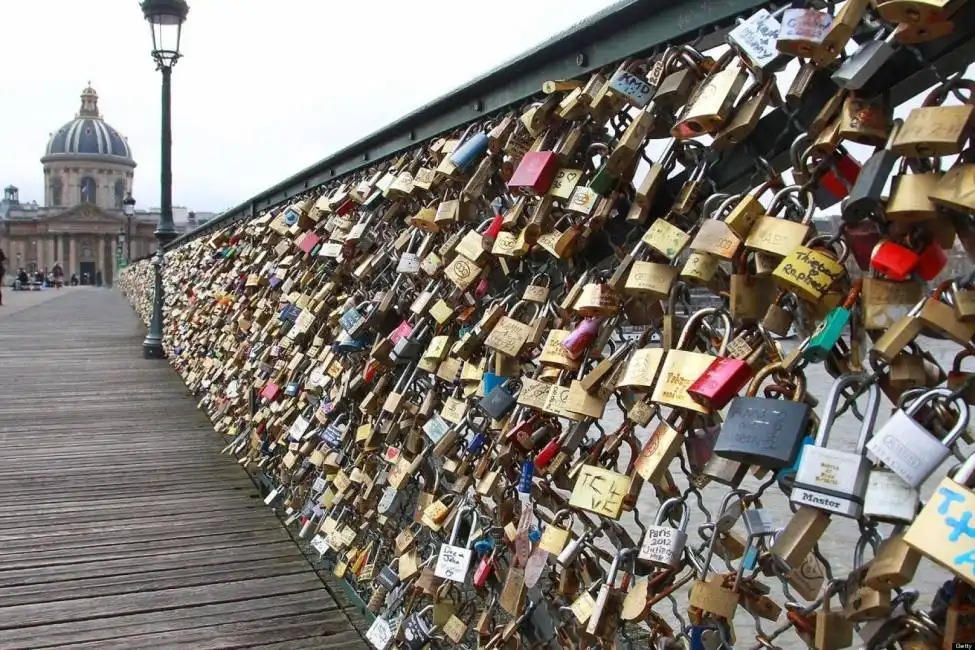 lucchetti sul pont des arts parigi