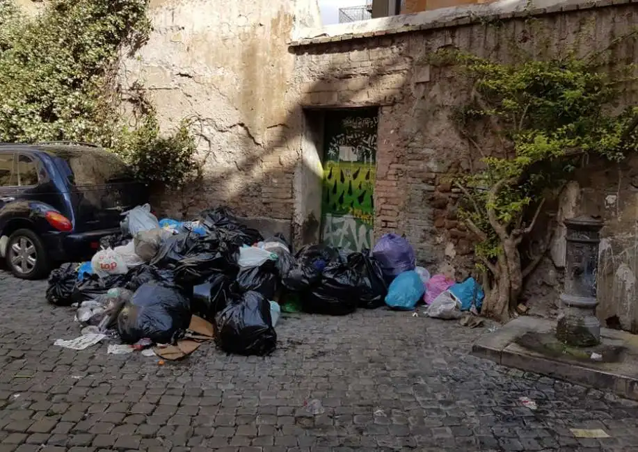 monnezza spazzatura roma trastevere