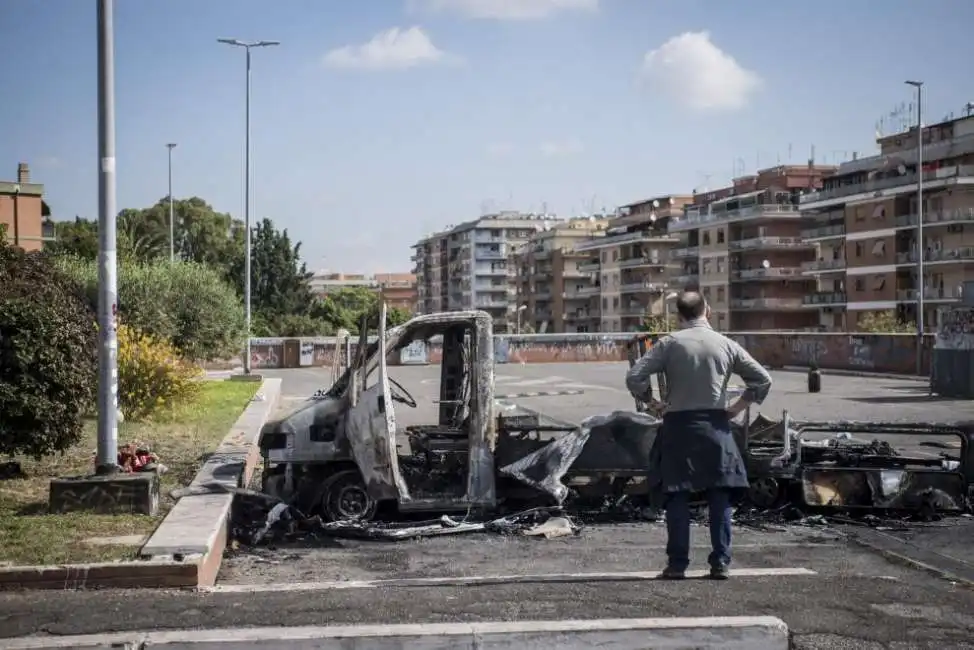 camper in fiamme muoiono tre ragazzine