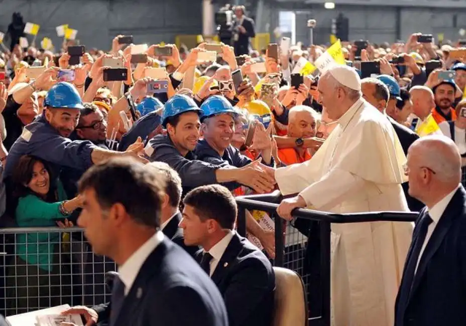 papa bergoglio all ilva di genova 