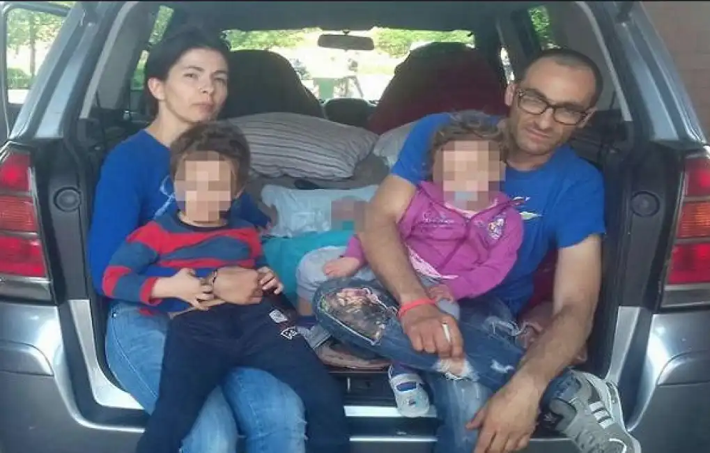 famiglia torino che vive in auto