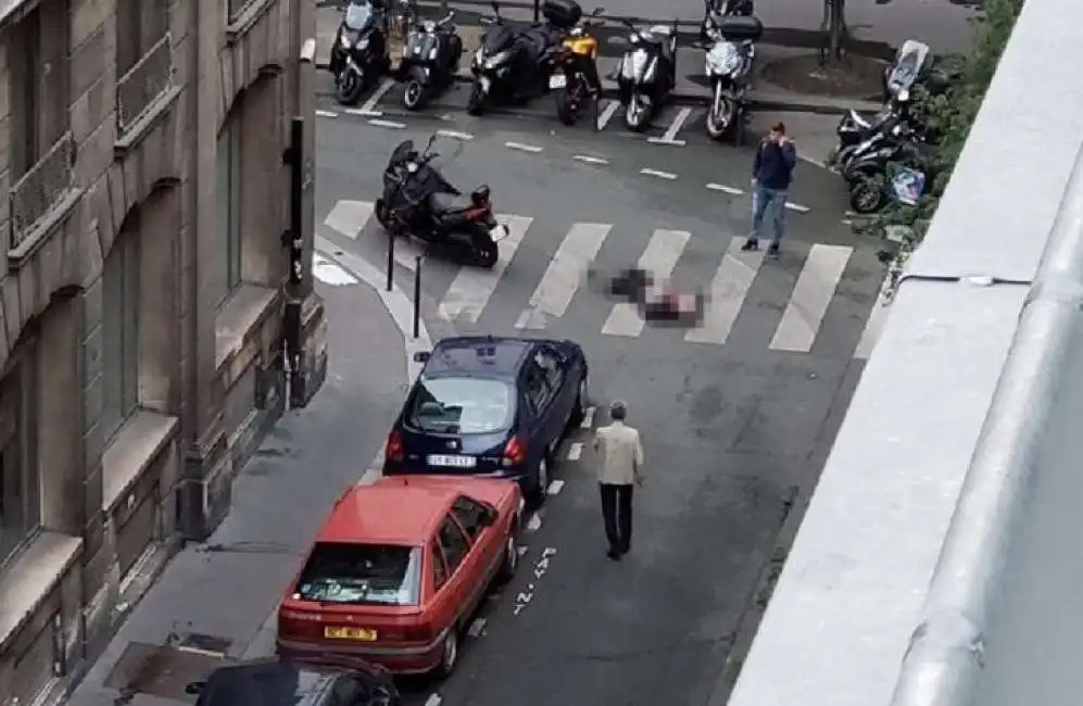 parigi - un ceceno accoltella i passanti in strada