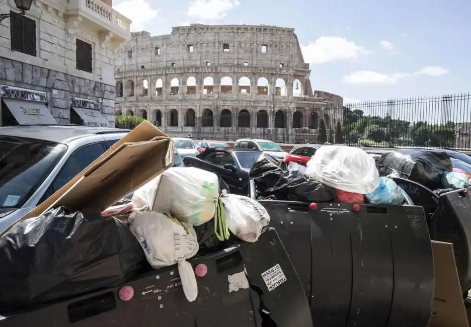 spazzatura colosseo monnezza roma