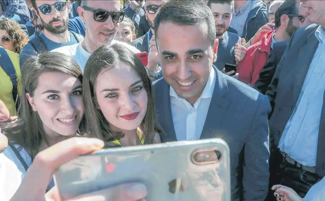 la foto di luigi di maio con due ragazze