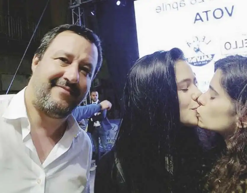 matteo salvini selfie bacio lesbo