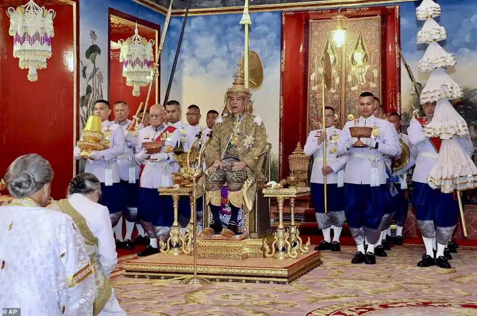 thailandia - incoronazione di maha vajiralongkorn 13