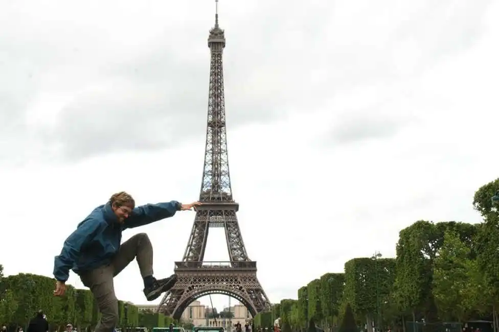 uomo torre eiffel