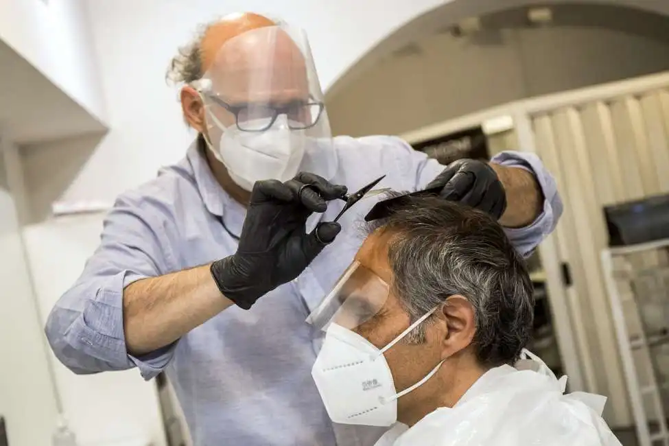 i parrucchieri si preparano alla fase coronavirus parrucchiere barbiere