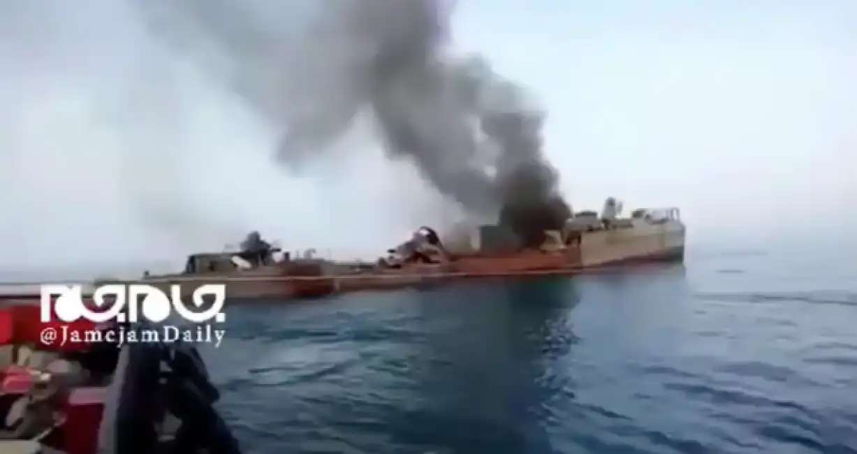 nave iraniana sbaglia bersaglio e colpisce nave amica-9 iran jamaran konarak 