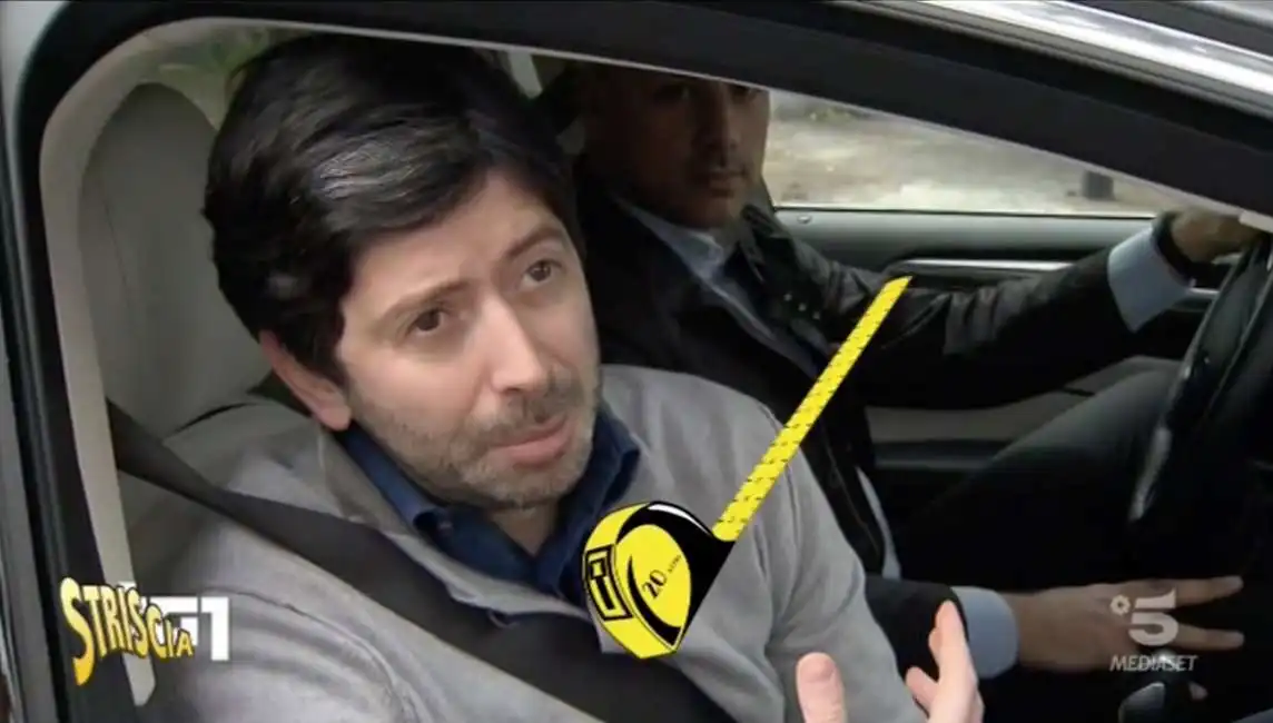 roberto speranza in auto senza mascherina 