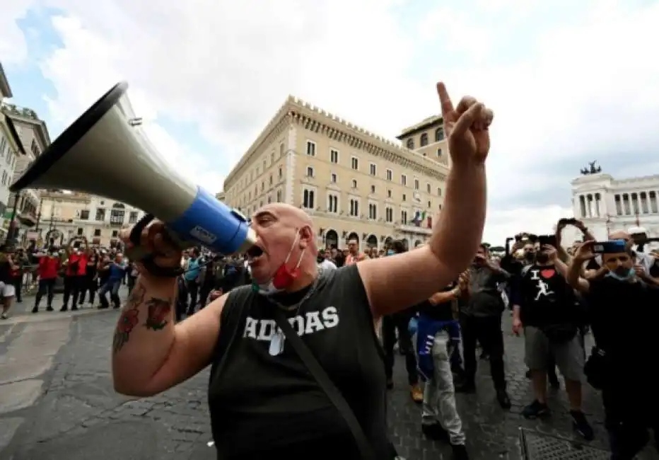 roma - la protesta dell estrema destra a piazza venezia 3