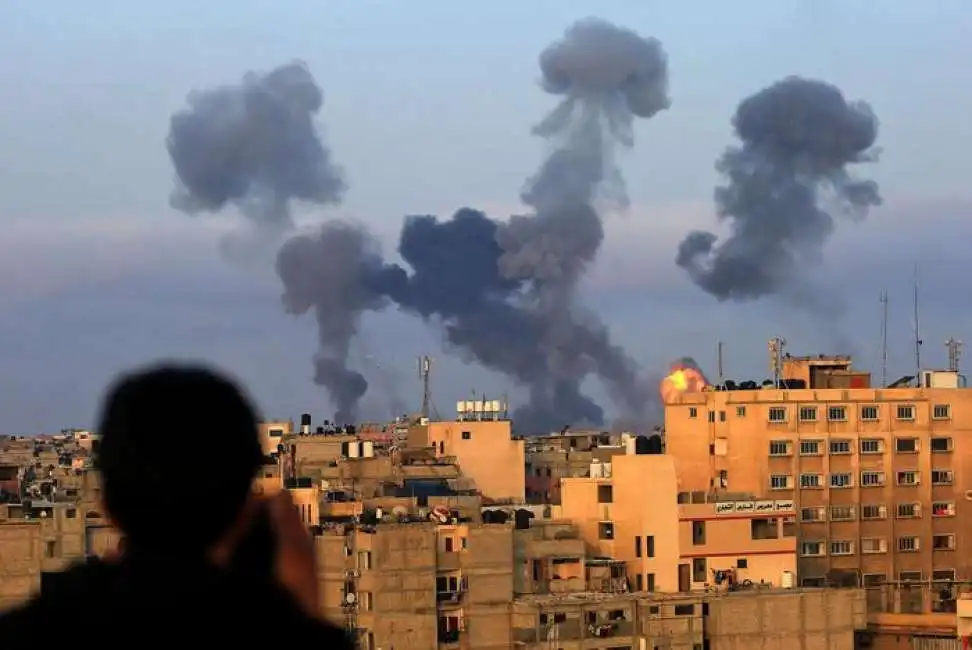 colonne di fumo a gaza