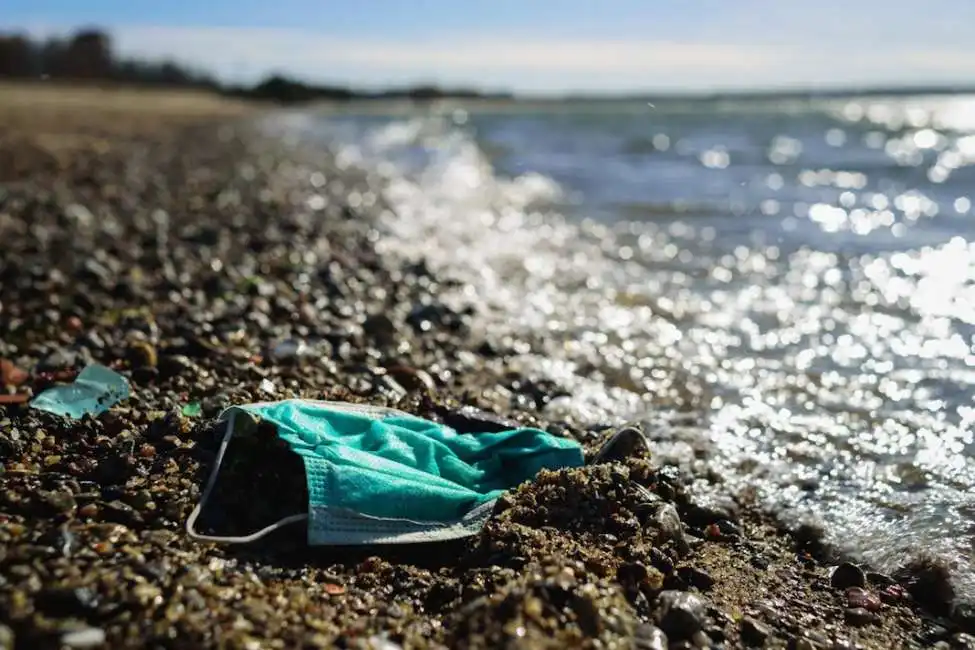 mascherine sulla spiaggia