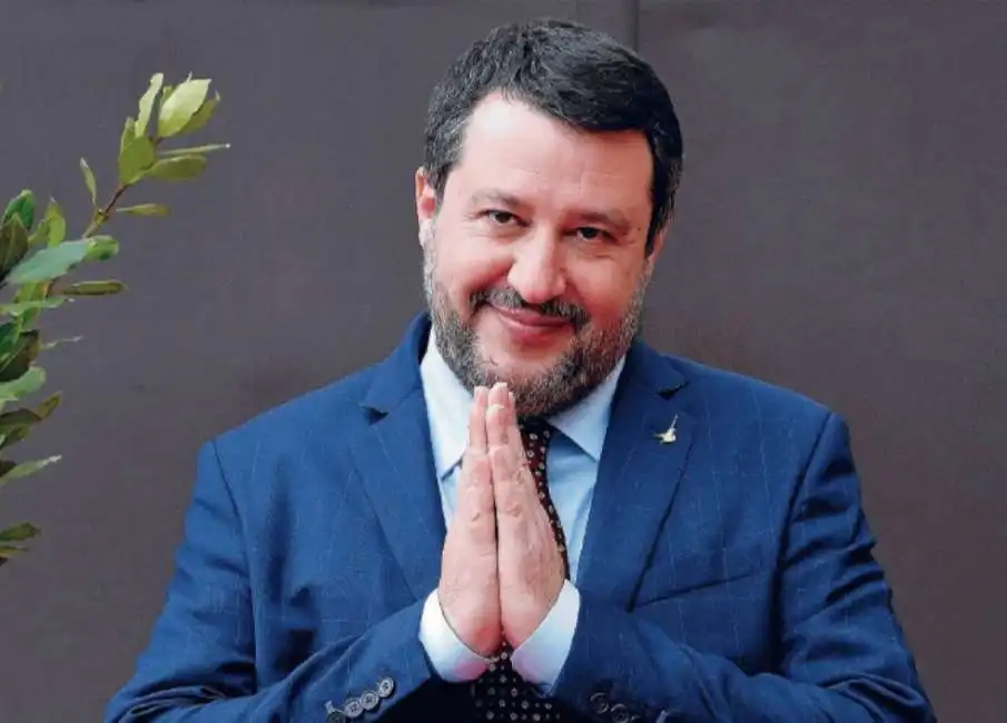 matteo salvini prega preghiera