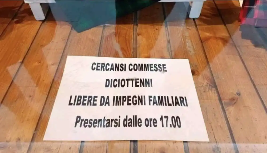 cartello esposto da un commerciante di asiago