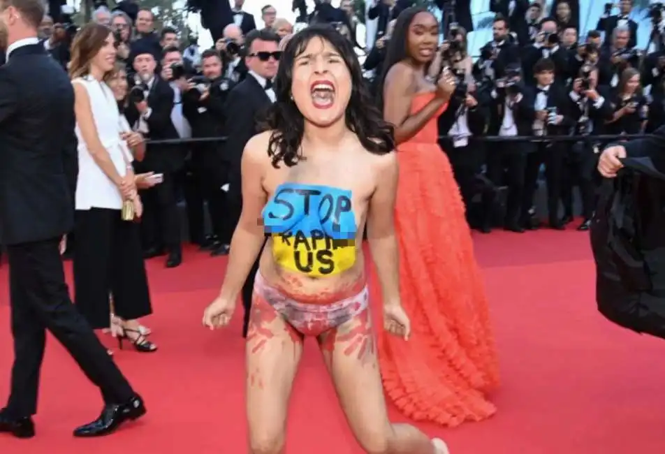 donna nuda sul red carpet di cannes - 