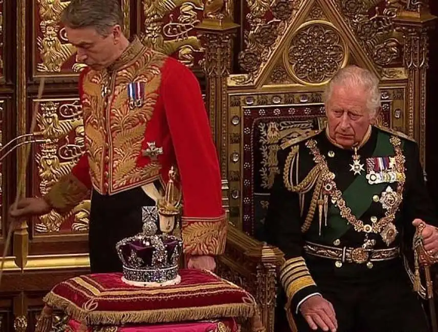 il principe carlo sostituisce la regina al queen's speech