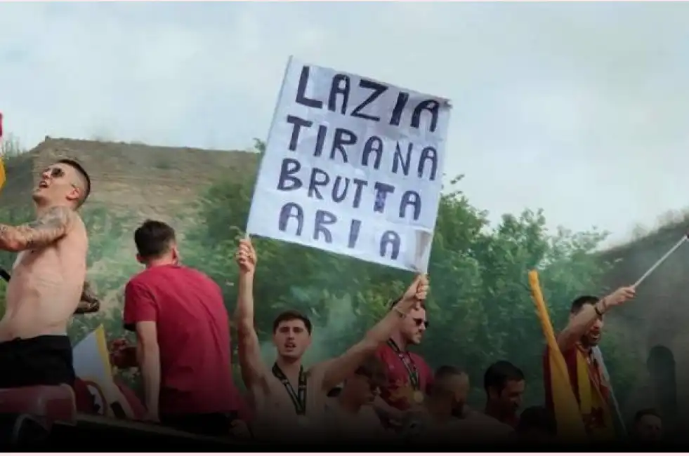 kumbulla striscione festa roma circo massimo