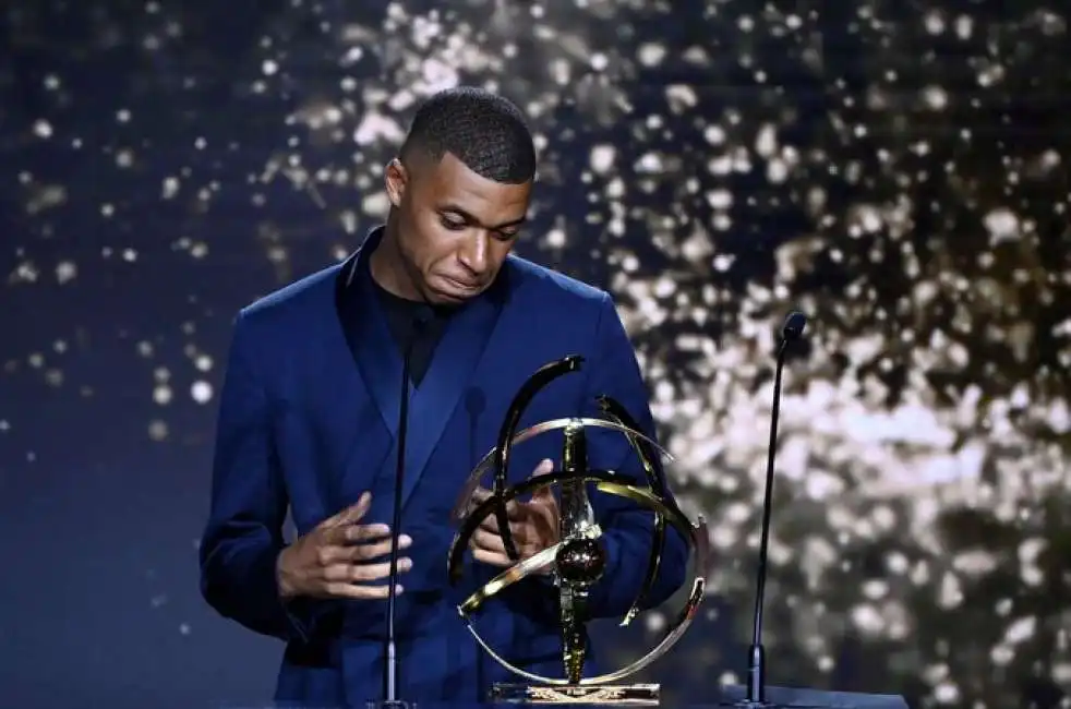 kylian mbappe alla premiazione del miglior giocatore di francia